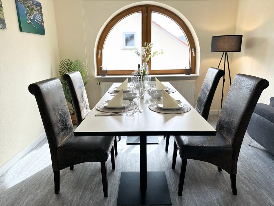 Living room, Seating area, Dining area