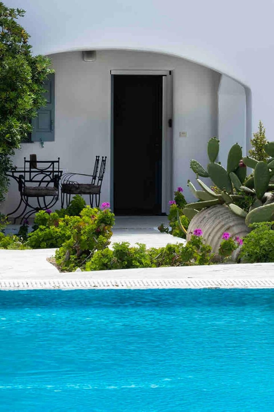 Property building, Day, Swimming pool