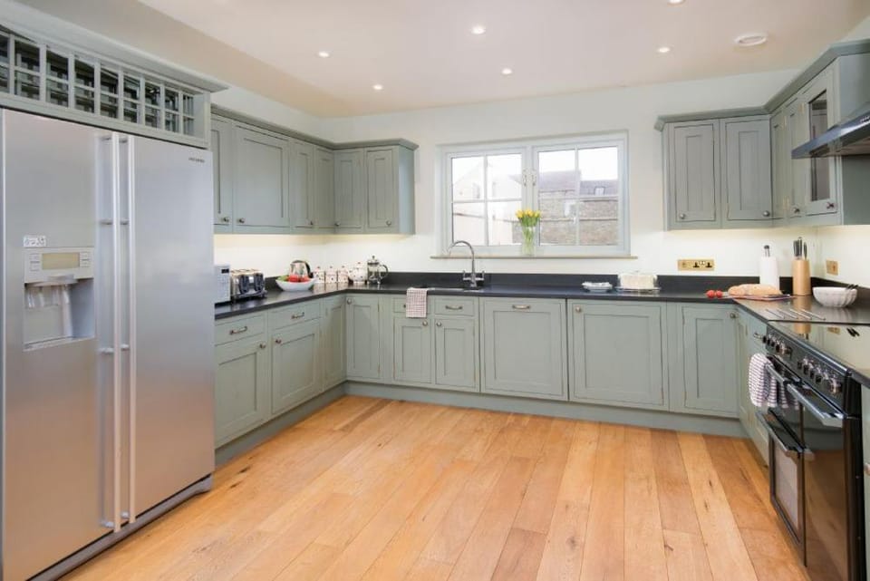 Property building, Kitchen or kitchenette, dishwasher, minibar, pet friendly, stove, kitchen, kitchen