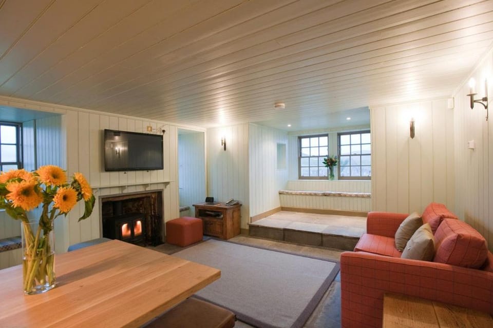 Property building, TV and multimedia, Kitchen or kitchenette, Living room, Seating area, flat iron, kitchen