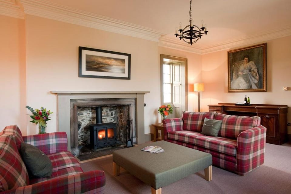 Property building, Living room, Lobby or reception, Seating area, Drinks, flat iron