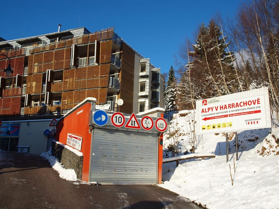 Facade/entrance
