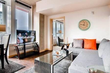Speechless In Seattle - #1 Location - 2BR - Free Parking - VR1 Apartment in Belltown