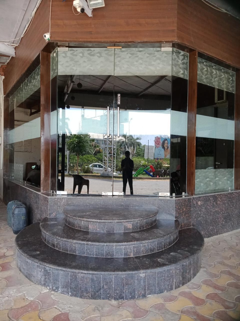 Restaurant/places to eat, Facade/entrance