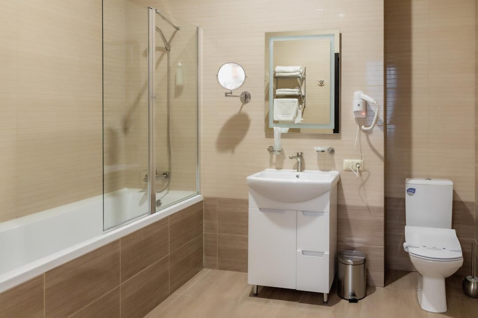 Shower, Toilet, Bathroom, Bath, towels