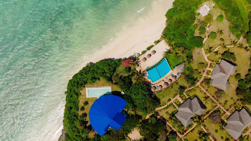 Property building, Nearby landmark, Restaurant/places to eat, Natural landscape, Floor plan, Landmark view, Landmark view, Swimming pool, Breakfast
