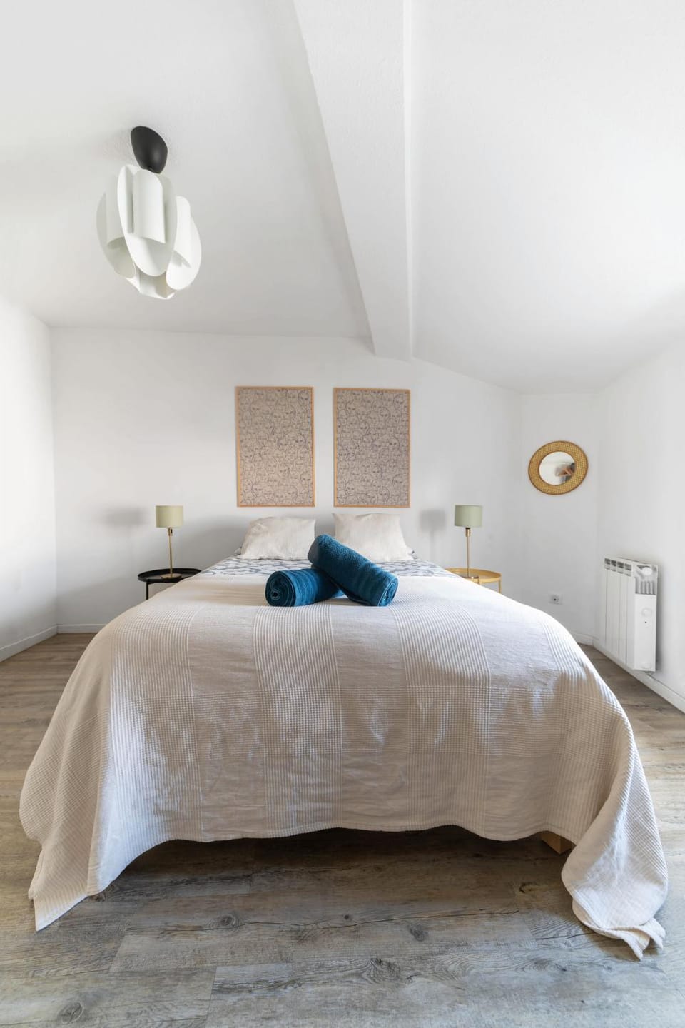 Bed, Photo of the whole room, Bedroom, towels