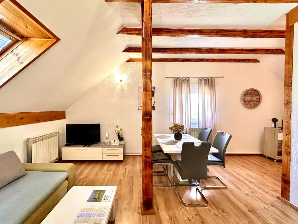 TV and multimedia, Living room, Seating area, Dining area