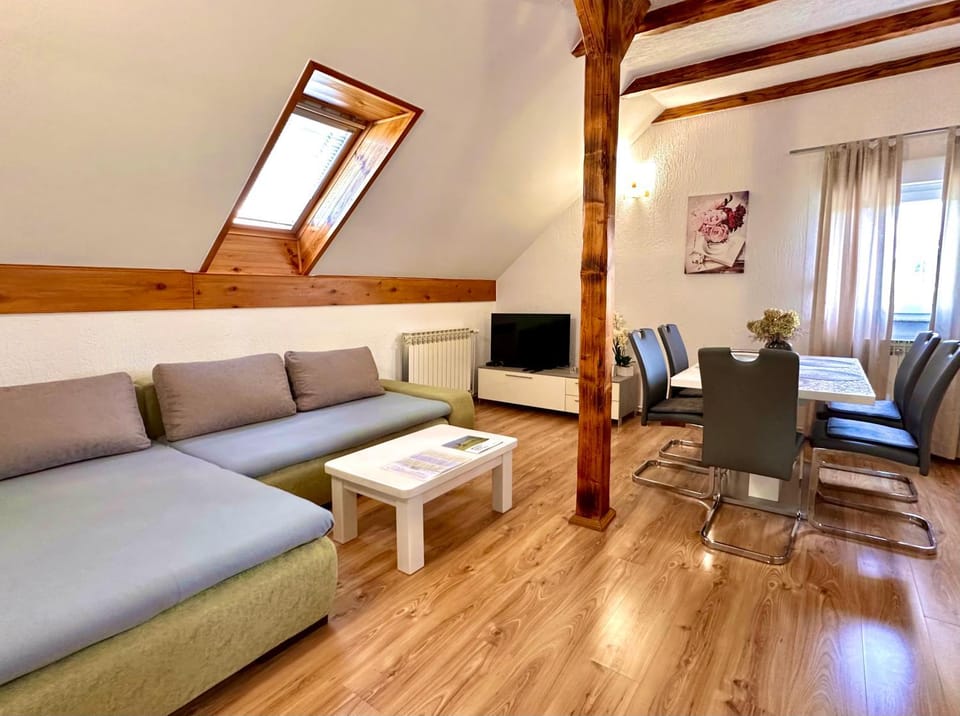 Communal lounge/ TV room, TV and multimedia, Living room, Seating area