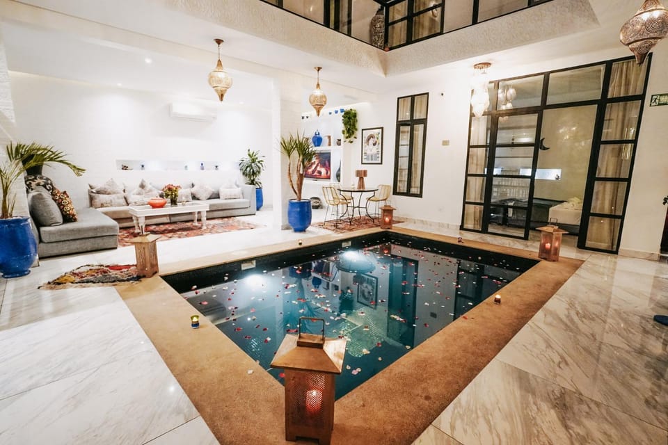 Property building, Patio, Restaurant/places to eat, Swimming pool