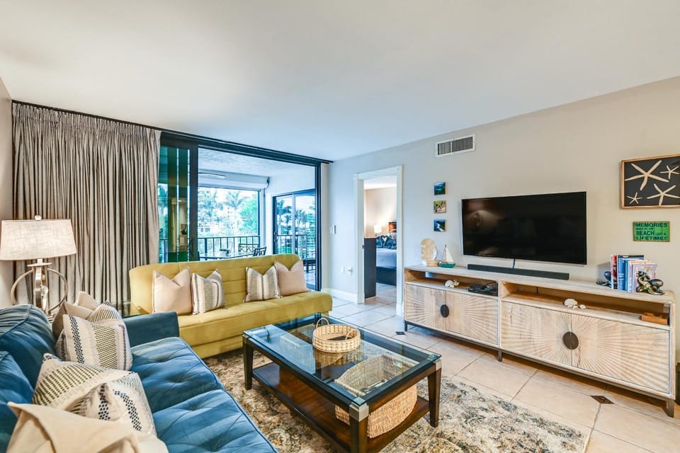 Beachy Marco Island Condo with Resort Amenities! House in Marco Island