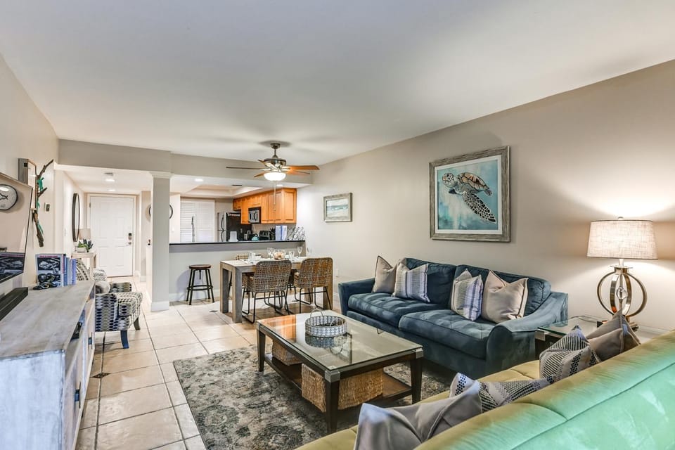 Beachy Marco Island Condo with Resort Amenities! House in Marco Island