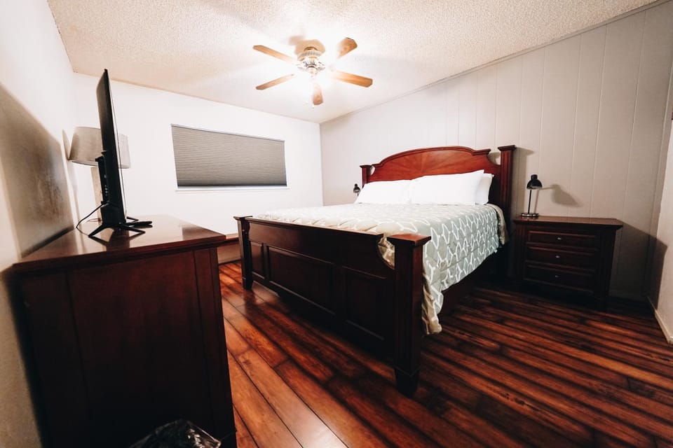 Photo of the whole room, Bedroom