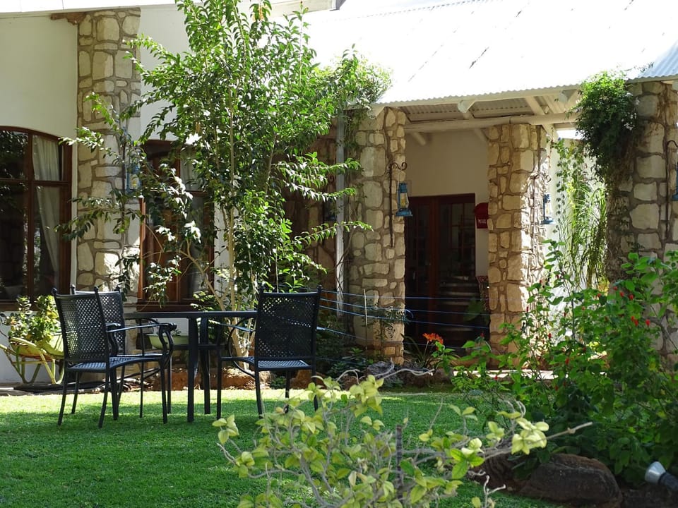 Patio, Restaurant/places to eat, Restaurant/places to eat, Garden, Area and facilities, Breakfast