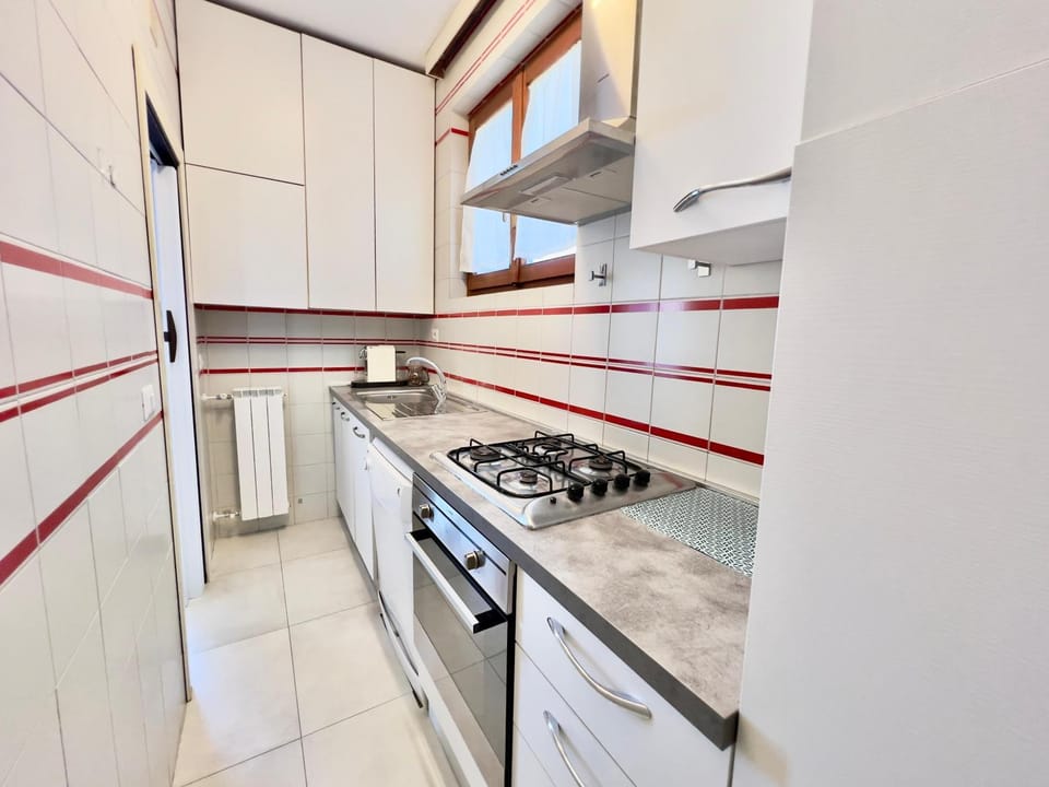 Kitchen or kitchenette, dishwasher, oven