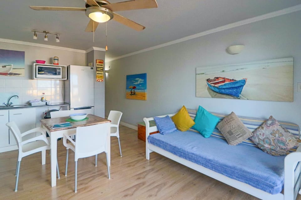 Kitchen or kitchenette, Seating area, microwave