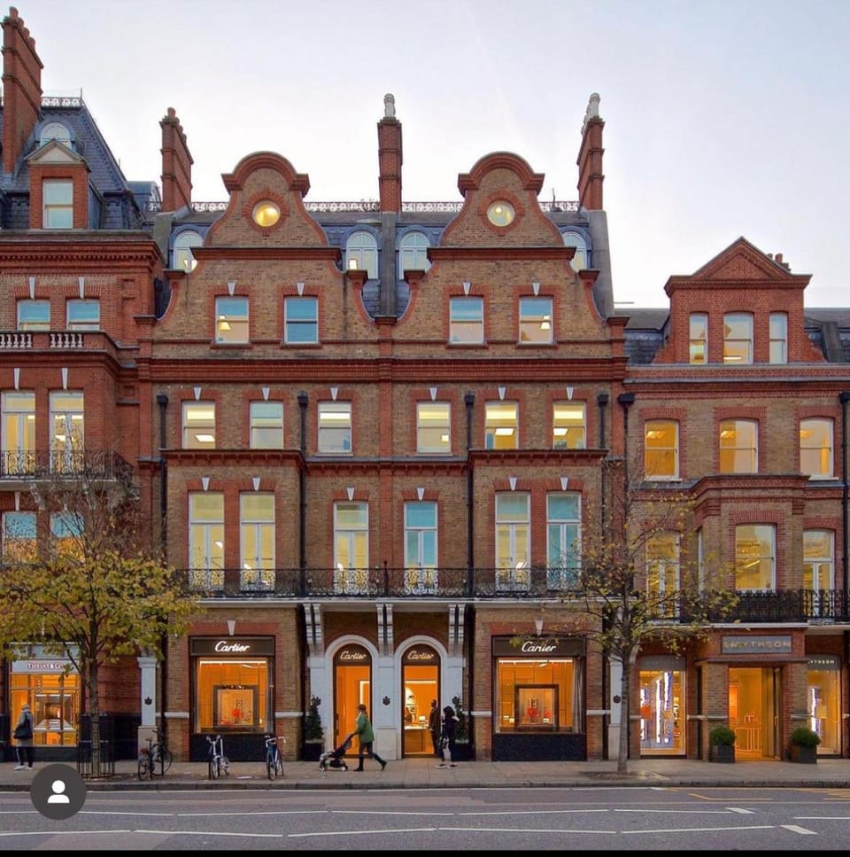Luxury Knightsbridge apartment outside Harrods Apartment in City of Westminster