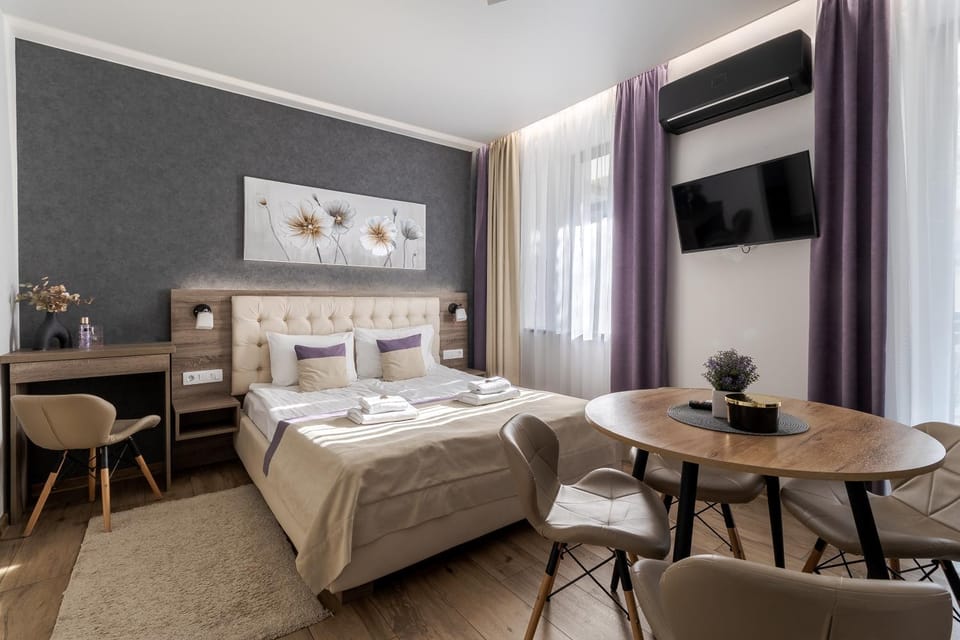 Bed, Dining area, Bedroom