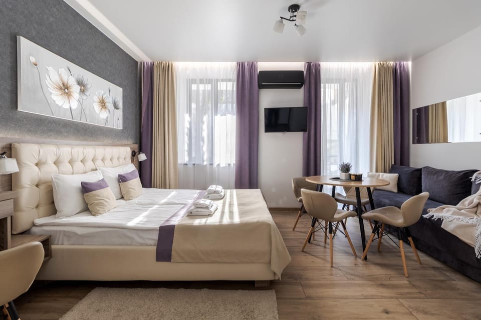 Bed, Seating area, Bedroom, air conditioner