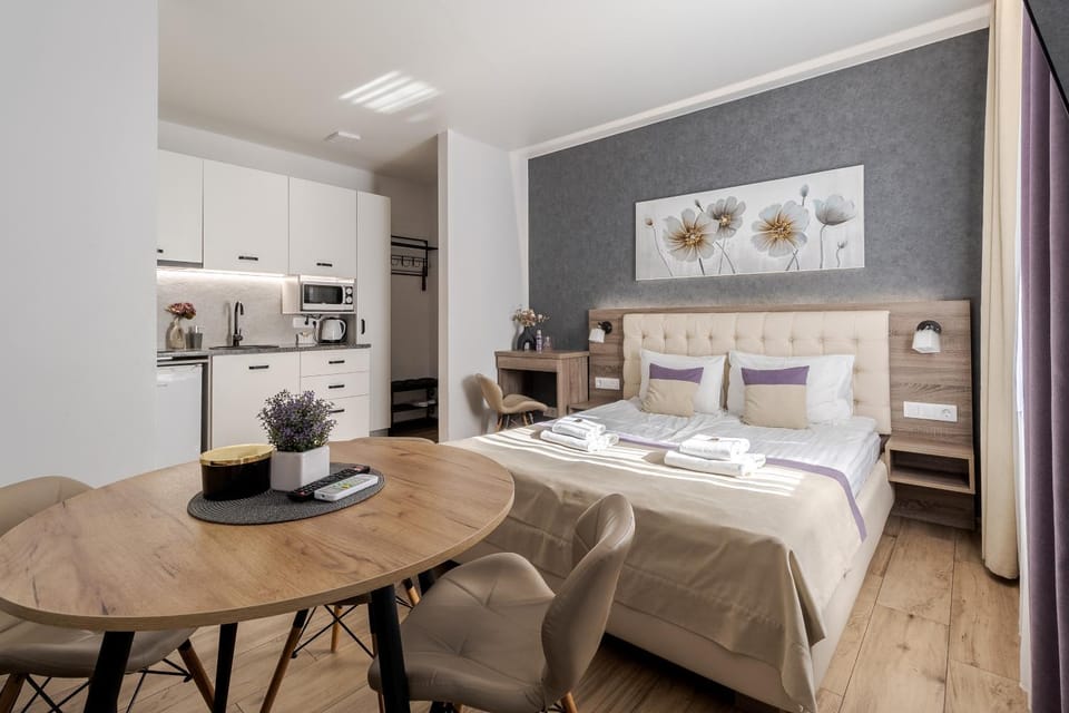 Bed, Photo of the whole room, Seating area, Dining area