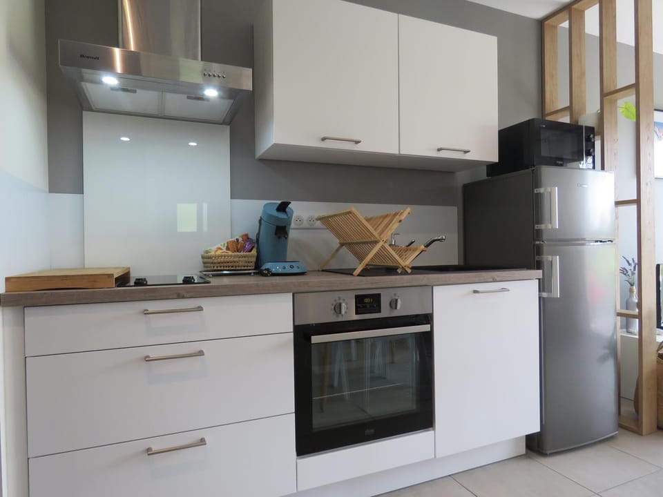 Coffee/tea facilities, Kitchen or kitchenette, Breakfast, stove, kitchen