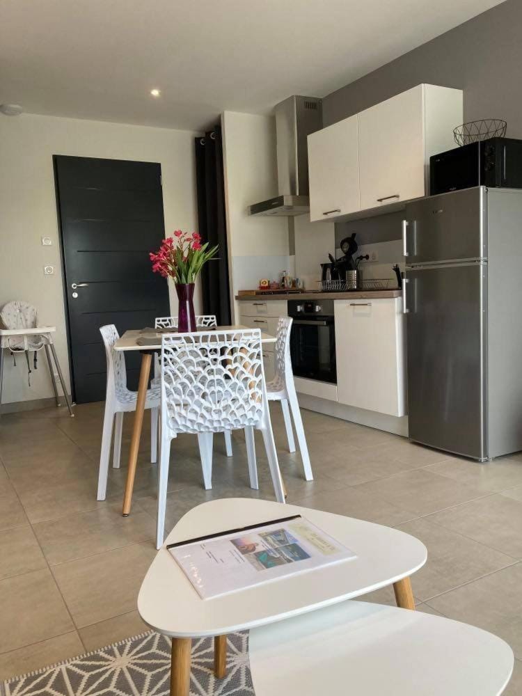 Kitchen or kitchenette, Dining area