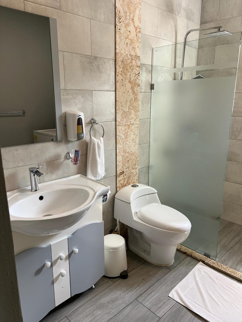 Shower, Toilet, Bathroom, towels