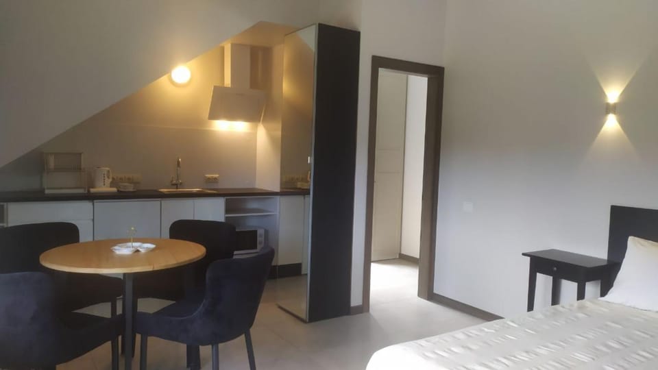 Kitchen or kitchenette, Dining area
