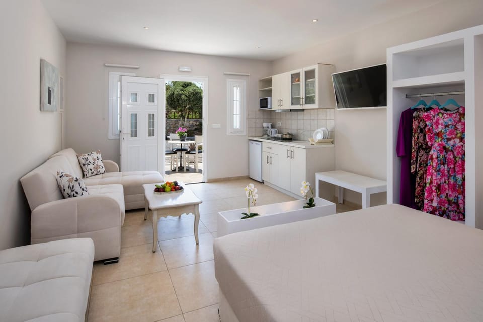 Seating area, kitchen