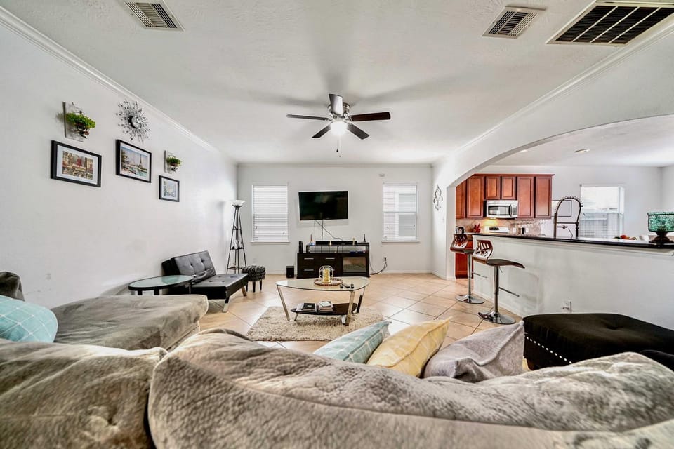 Spacious Stay at a Houston Getaway w/ Fireplace! House in Harris County