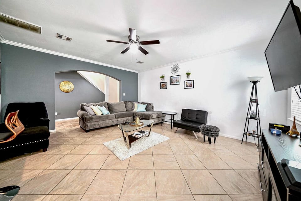 Spacious Stay at a Houston Getaway w/ Fireplace! House in Harris County