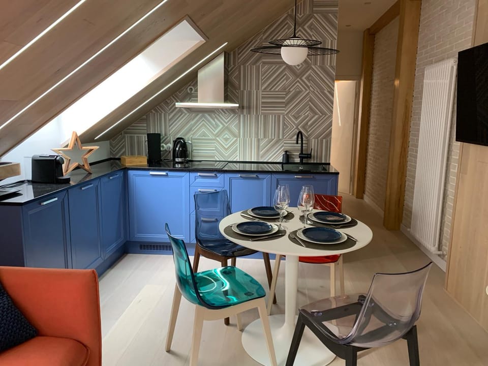 Kitchen or kitchenette, Dining area