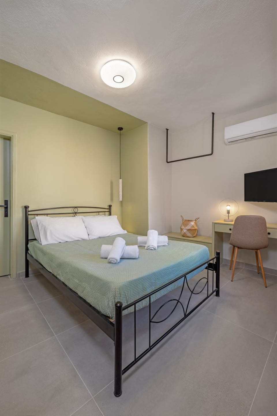 Bed, TV and multimedia, Photo of the whole room, Bedroom, towels