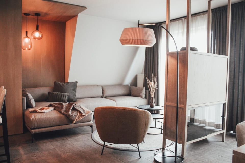 TV and multimedia, Living room, Decorative detail, Seating area