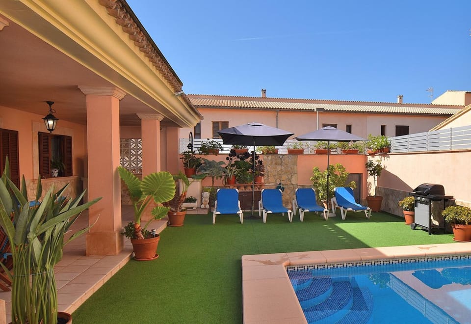 Property building, Patio, Day, Pool view, Swimming pool, sunbed
