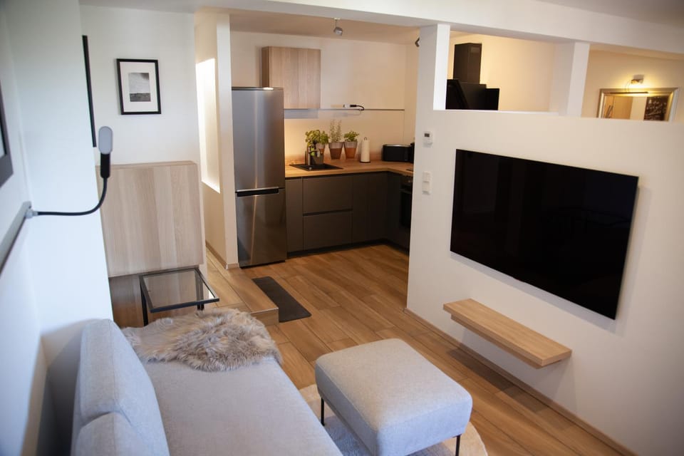TV and multimedia, Kitchen or kitchenette, Living room, Seating area, oven