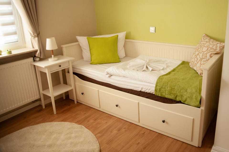 Bed, Living room, Photo of the whole room, Bedroom, towels