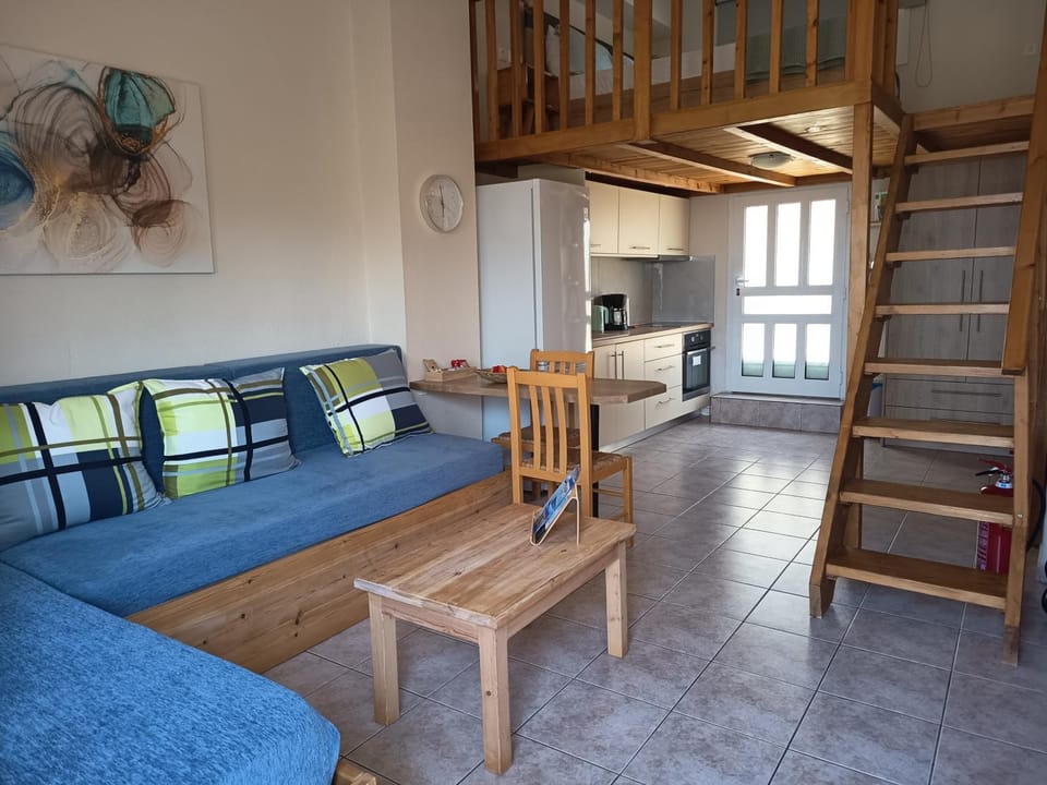 Seating area, Bedroom, kitchen