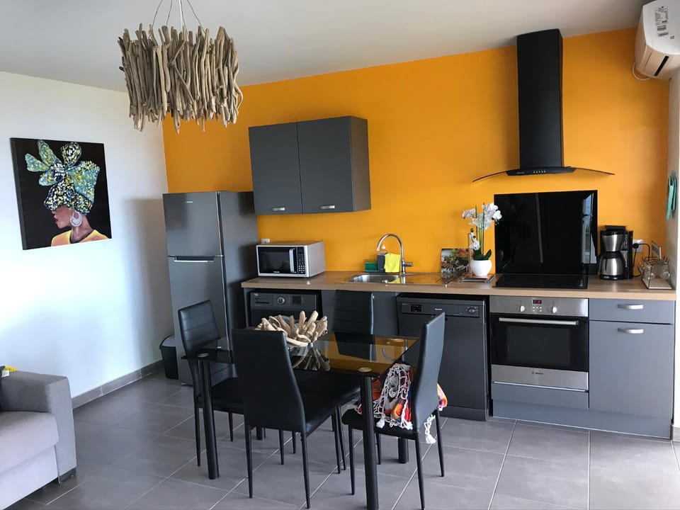 Kitchen or kitchenette, Dining area