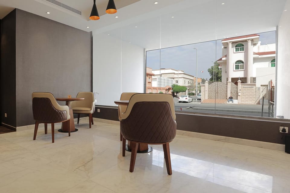 Property building, Restaurant/places to eat, Seating area, Breakfast