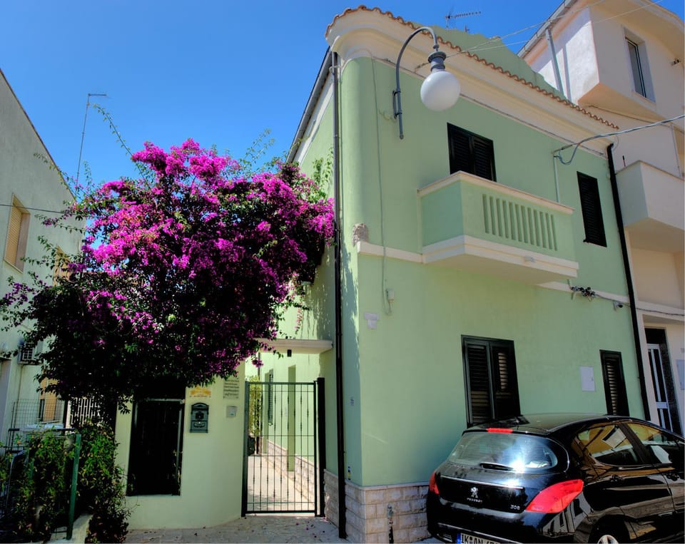 Property building, Facade/entrance, Day, Street view