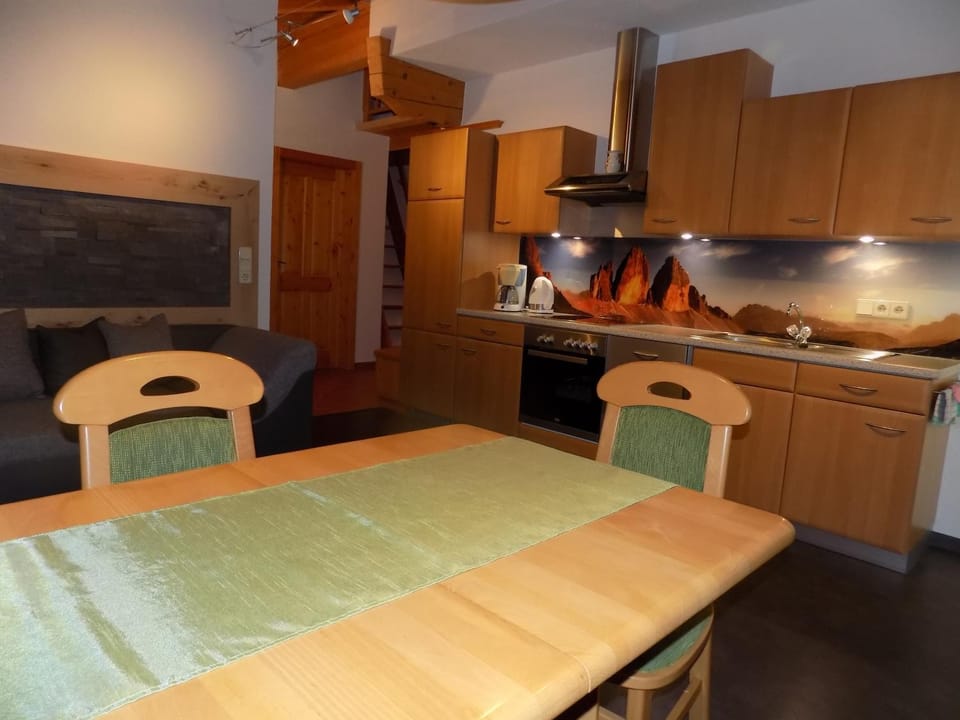 Kitchen or kitchenette, Dining area