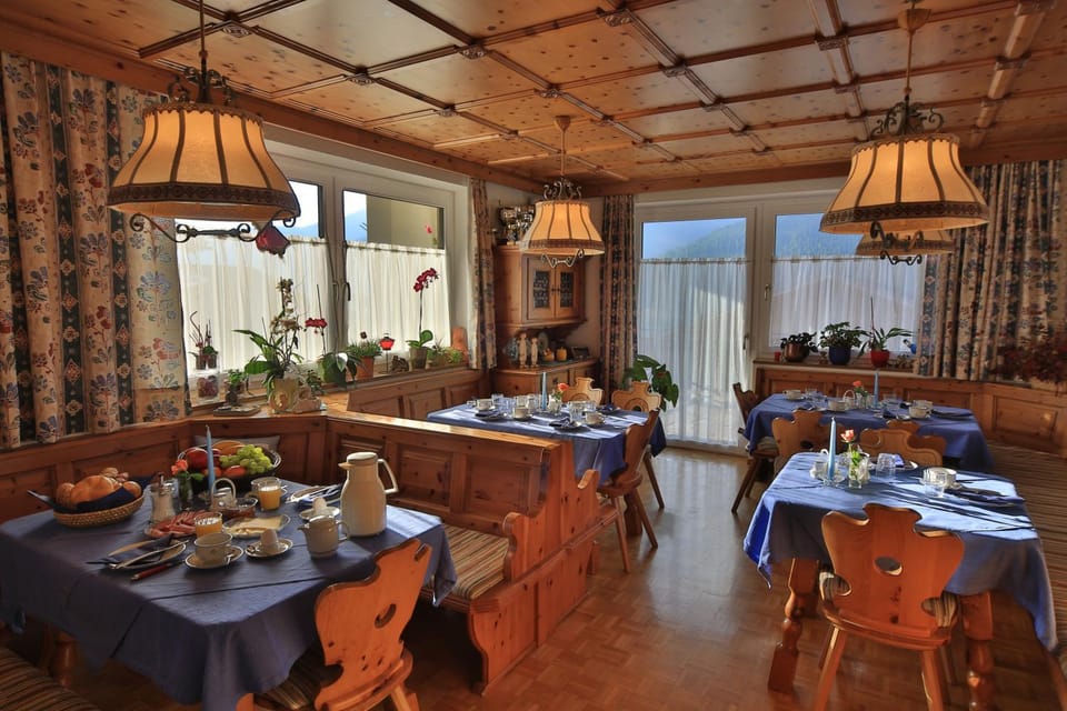 Coffee/tea facilities, Dining area, Buffet breakfast, Dinner