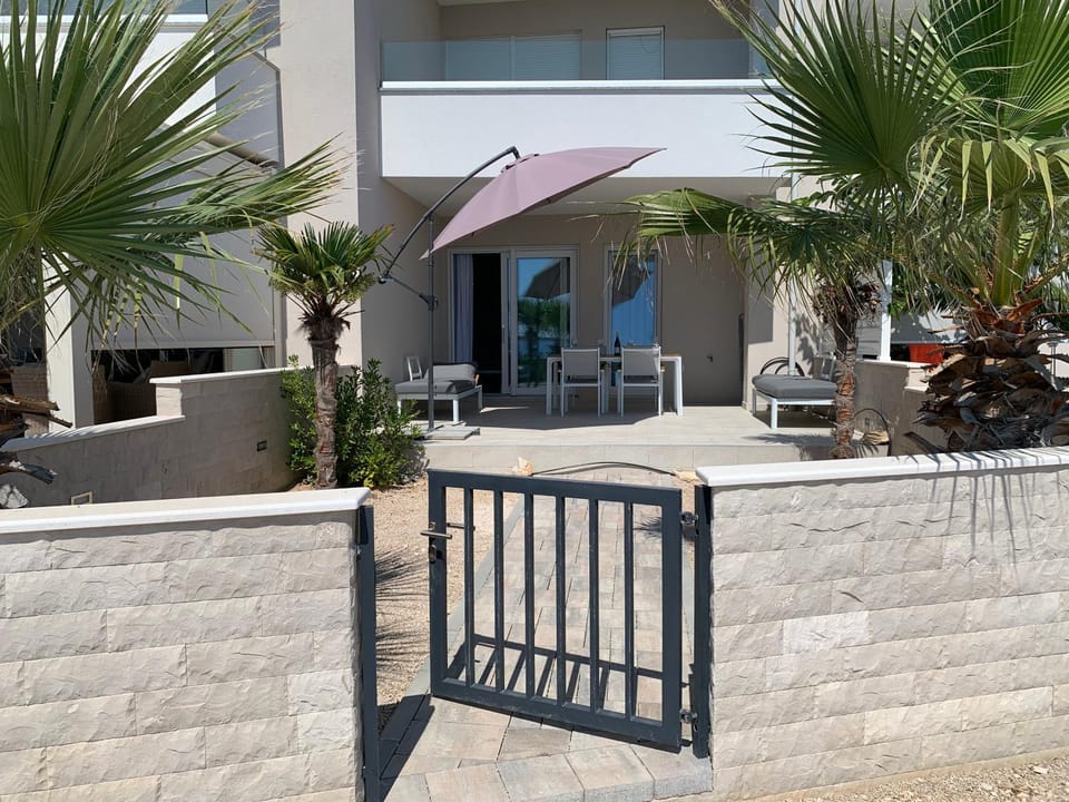 Facade/entrance, Garden, Garden view