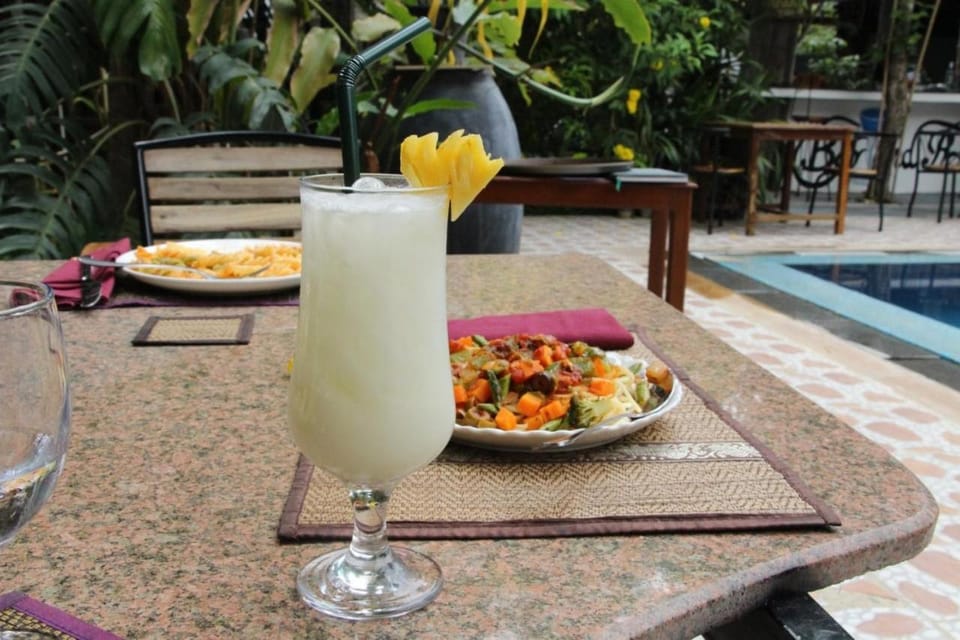 Food and drinks, Pool view, Drinks