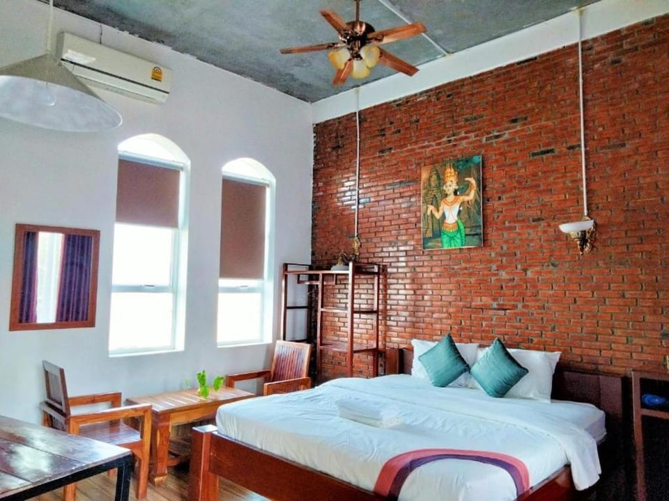 Bed, Seating area, Bedroom, air conditioner