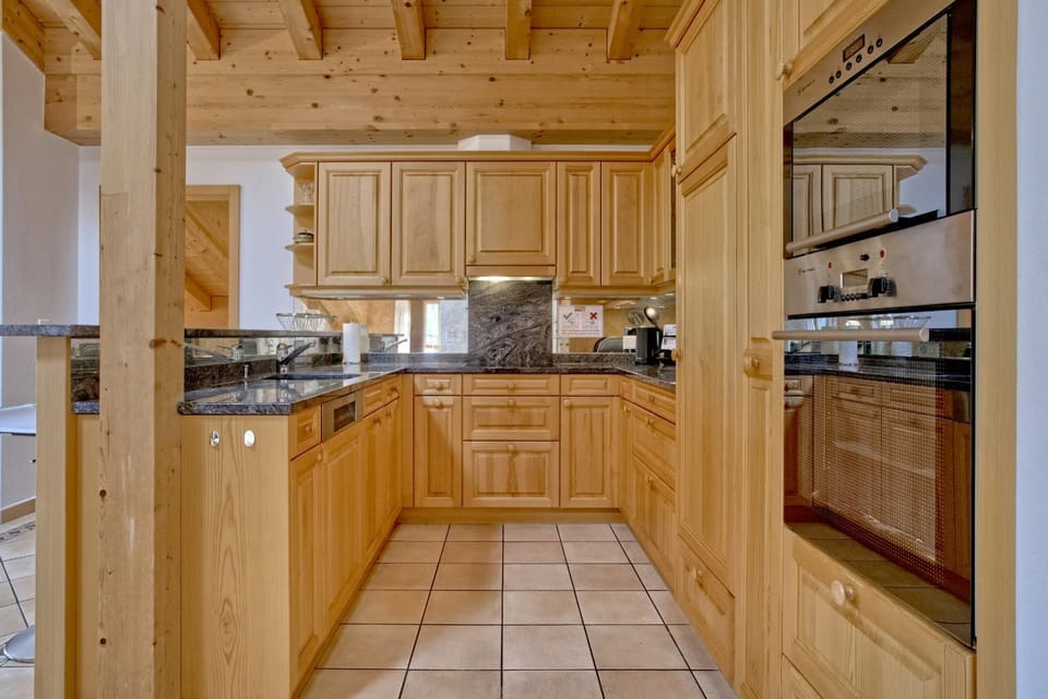 Kitchen or kitchenette, Dining area, oven, stove