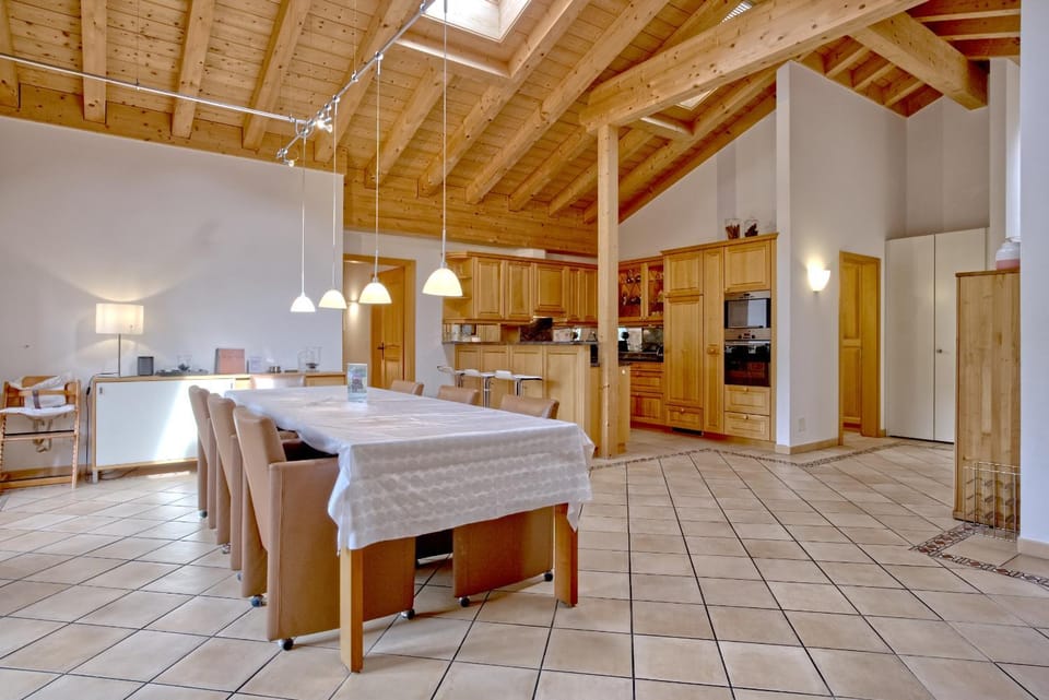 Kitchen or kitchenette, Dining area, oven, stove
