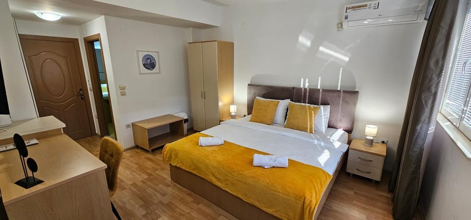 Photo of the whole room, wardrobe, air conditioner