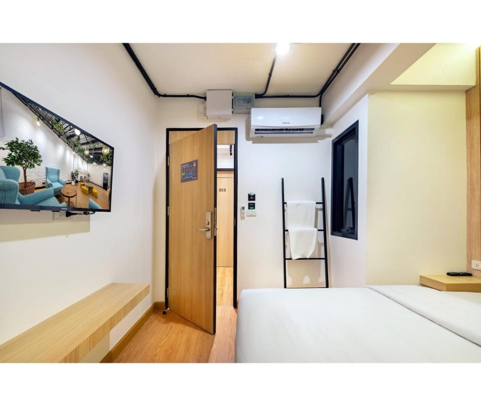 Photo of the whole room, air conditioner